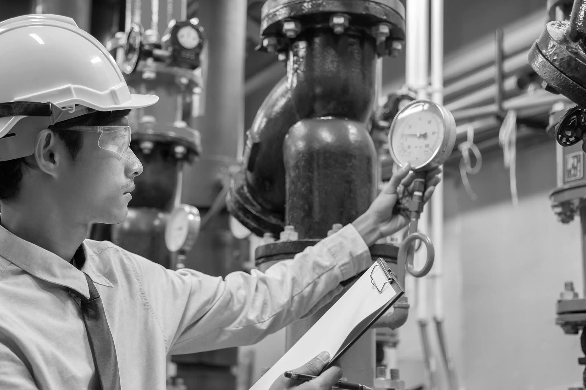 engineer-inspecteert-water-pomp